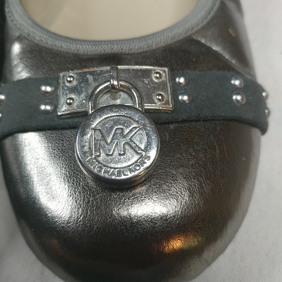 Michael Kors "Viva" Ballet Pewter Leather Flats Sh - Picture 2 of 8